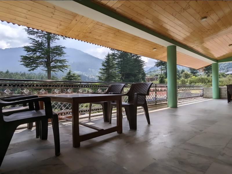 Beautiful terrace with panoramic mountain views at Apple View Guesthouse Old Manali